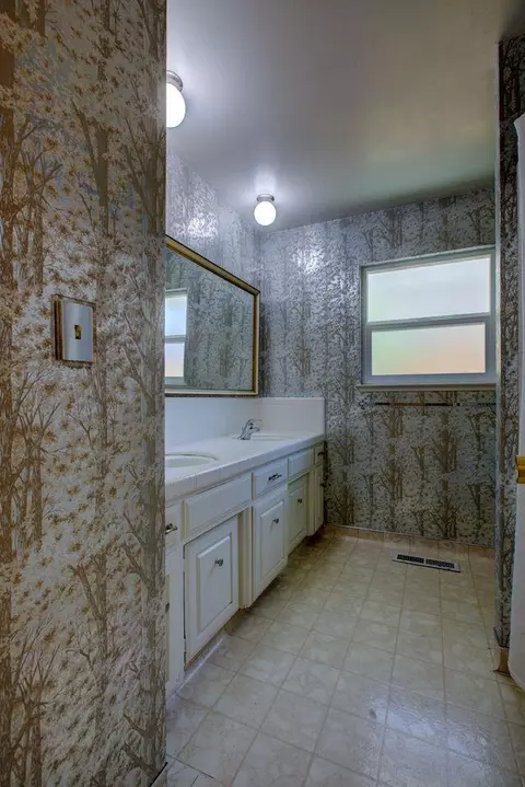 Bath - 705 Leytonstone Ave, Modesto, CA 95355 photo 3 of 3