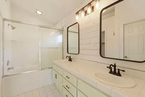 Bath - 2588 Sequoia St, Lodi, CA 95242 photo 2 of 3