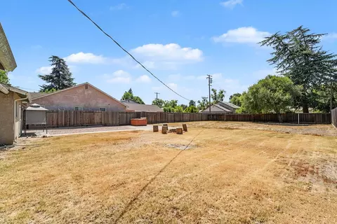 Exterior - 1701 College Ave, Modesto, CA 95350 photo 7 of 10