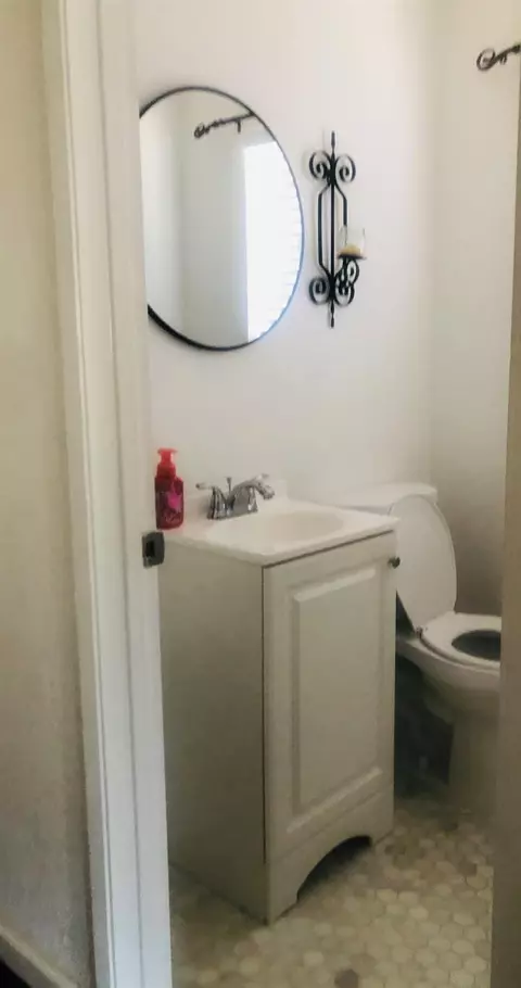 Bath - 1010 E D St, Oakdale, CA 95361 photo 3 of 3
