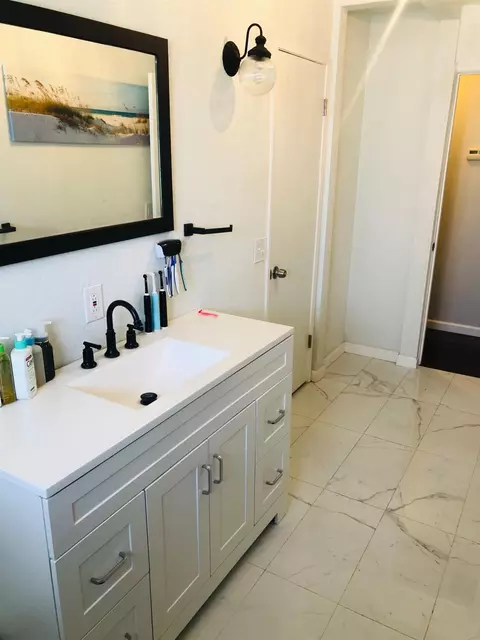 Bath - 1010 E D St, Oakdale, CA 95361 photo 1 of 3