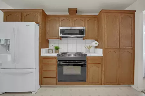 Kitchen - 2071 N Daubenberger Rd, Turlock, CA 95382 photo 3 of 3