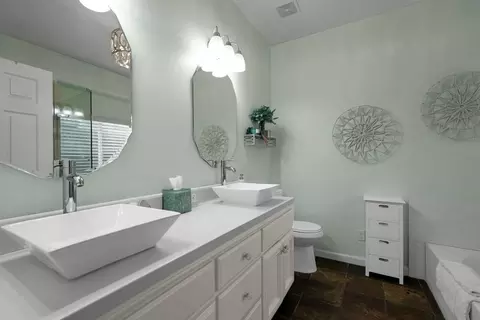 Bath - 2650 Nicklaus Dr, Turlock, CA 95382 photo 2 of 3