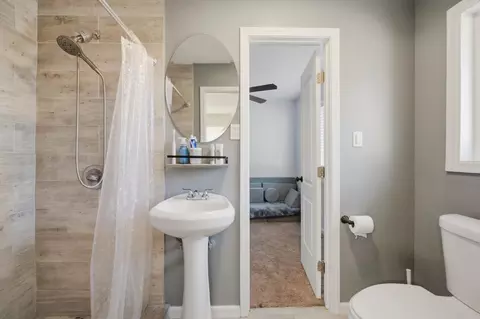 Bath - 2054 Walnut Ave, Carmichael, CA 95608 photo 2 of 3