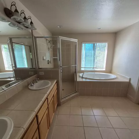 Bath - 2604 Javan Ln, Carmichael, CA 95608 photo 3 of 10
