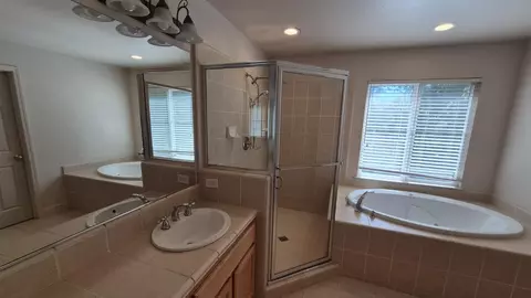 Bath - 2604 Javan Ln, Carmichael, CA 95608 photo 6 of 10