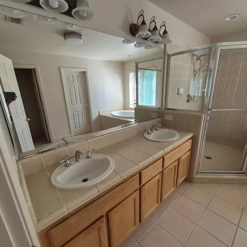 Bath - 2604 Javan Ln, Carmichael, CA 95608 photo 4 of 10