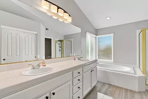 Bath - 2065 Archer Cir, Rocklin, CA 95765 photo 2 of 4