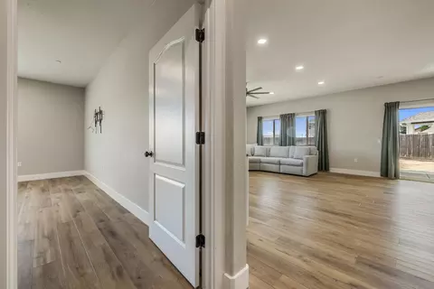 Entry Way - 2697 Adams Ln, Manteca, CA 95337 photo 6 of 9