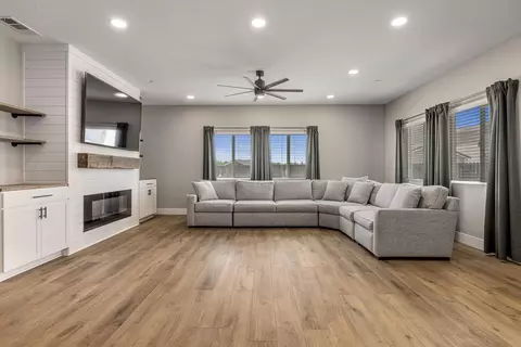 Living - 2697 Adams Ln, Manteca, CA 95337 photo 2 of 3