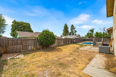 Exterior - 1484 Midland Ct, Manteca, CA 95336 photo 6 of 8