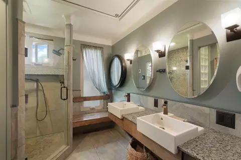 Bath - 10450 Walnut Grove Rd, Thornton, CA 95686 photo 2 of 2