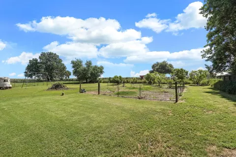 Exterior - 10450 Walnut Grove Rd, Thornton, CA 95686 photo 17 of 21