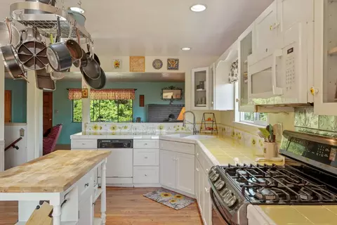 Kitchen - 10450 Walnut Grove Rd, Thornton, CA 95686 photo 3 of 4