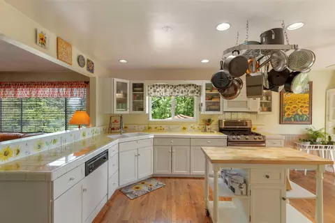 Kitchen - 10450 Walnut Grove Rd, Thornton, CA 95686 photo 4 of 4