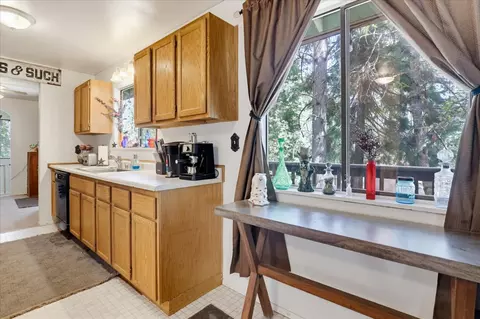 Kitchen - 281 Glenbrook Dr, Grass Valley, CA 95945 photo 5 of 5