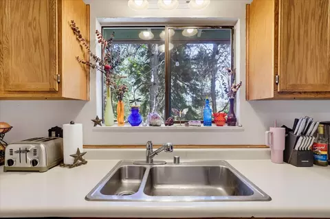 Kitchen - 281 Glenbrook Dr, Grass Valley, CA 95945 photo 2 of 5