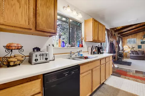 Kitchen - 281 Glenbrook Dr, Grass Valley, CA 95945 photo 4 of 5