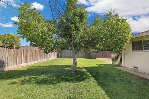 Exterior - 992 E Alameda St, Manteca, CA 95336 photo 7 of 7
