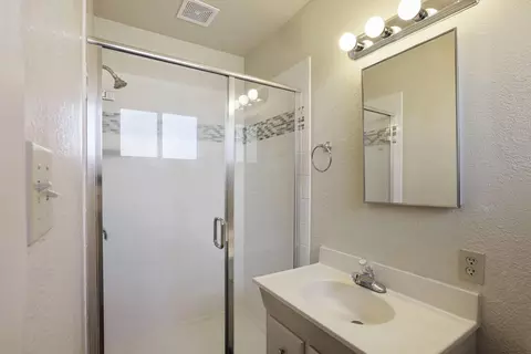 Bath - 992 E Alameda St, Manteca, CA 95336 photo 2 of 4