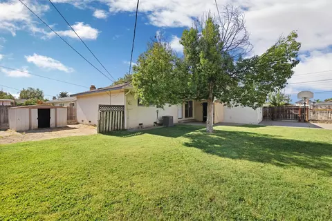 Exterior - 992 E Alameda St, Manteca, CA 95336 photo 4 of 7