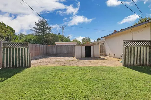 Exterior - 992 E Alameda St, Manteca, CA 95336 photo 5 of 7
