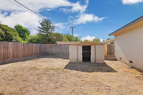 Exterior - 992 E Alameda St, Manteca, CA 95336 photo 6 of 7