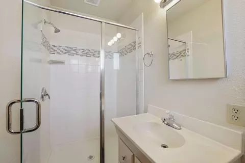 Bath - 992 E Alameda St, Manteca, CA 95336 photo 3 of 4