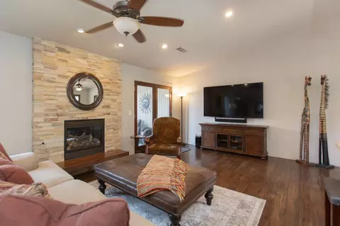 Living - 668 Shadowview Ct, Turlock, CA 95382 photo 2 of 3