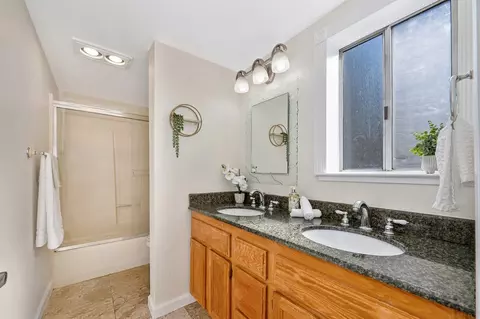 Bath - 239 Mill St #8, Grass Valley, CA 95945 photo 1 of 4