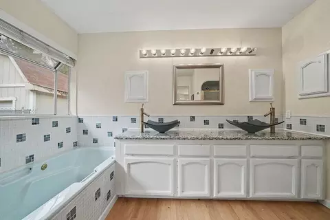 Bath - 12511 Tabeaud Rd, Pine Grove, CA 95665 photo 2 of 3
