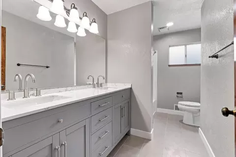 Bath - 1240 Govannina Dr, Modesto, CA 95355 photo 2 of 3