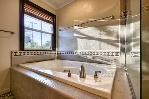 Bath - 4841 Val Verde Rd, Loomis, CA 95650 photo 1 of 5