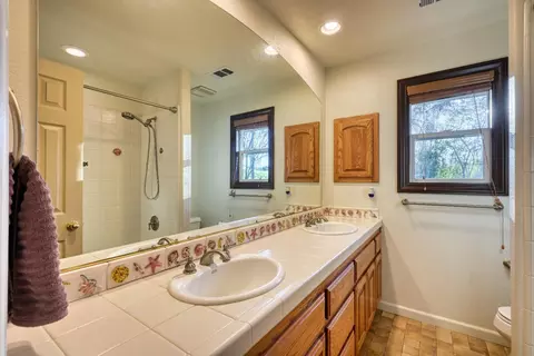 Bath - 4841 Val Verde Rd, Loomis, CA 95650 photo 2 of 5
