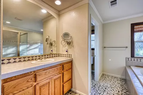 Bath - 4841 Val Verde Rd, Loomis, CA 95650 photo 4 of 5