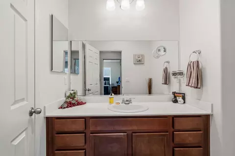 Bath - 21224 Grapevine Dr, Patterson, CA 95363 photo 1 of 5