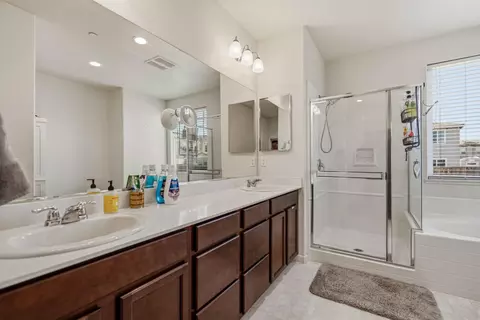 Bath - 21224 Grapevine Dr, Patterson, CA 95363 photo 3 of 5
