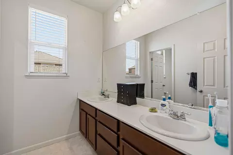 Bath - 21224 Grapevine Dr, Patterson, CA 95363 photo 5 of 5