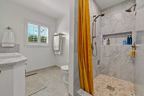 Bath - 1012 Wyoming Dr, Merced, CA 95340 photo 3 of 4