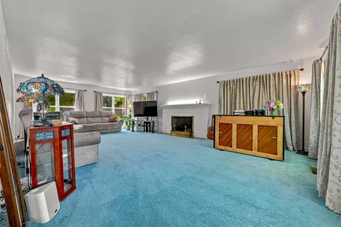 Living - 1012 Wyoming Dr, Merced, CA 95340 photo 1 of 5