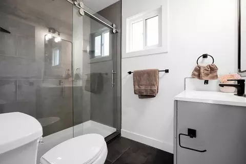 Bath - 1546 Bedford Ave, Modesto, CA 95351 photo 2 of 2