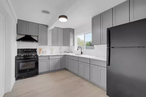 Kitchen - 1546 Bedford Ave, Modesto, CA 95351 photo 2 of 3