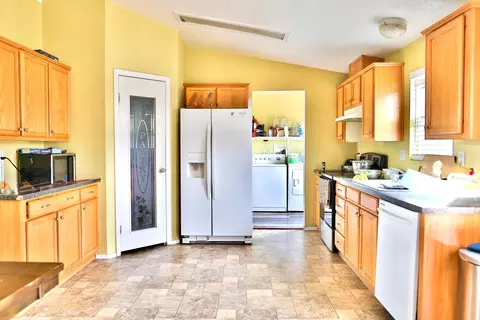Kitchen - 19360 Simpson Rd, Corning, CA 96021 photo 6 of 7