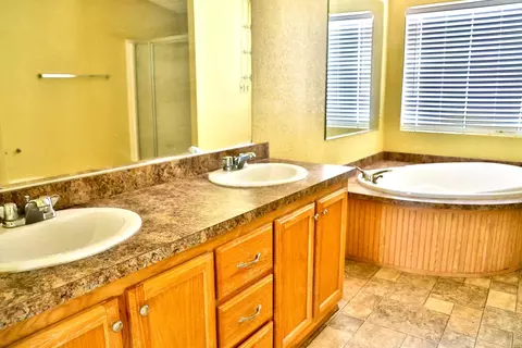 Bath - 19360 Simpson Rd, Corning, CA 96021 photo 1 of 7