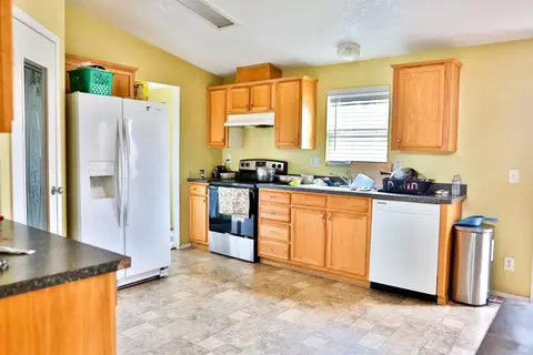 Kitchen - 19360 Simpson Rd, Corning, CA 96021 photo 5 of 7