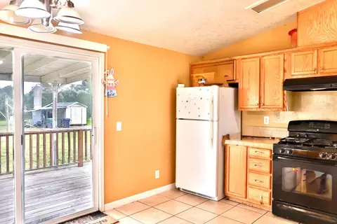 Kitchen - 19360 Simpson Rd, Corning, CA 96021 photo 3 of 7
