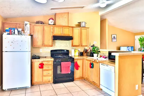 Kitchen - 19360 Simpson Rd, Corning, CA 96021 photo 2 of 7