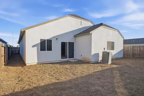 Exterior - 927 Grimsby Ln, Patterson, CA 95363 photo 3 of 7
