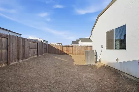 Exterior - 927 Grimsby Ln, Patterson, CA 95363 photo 5 of 7