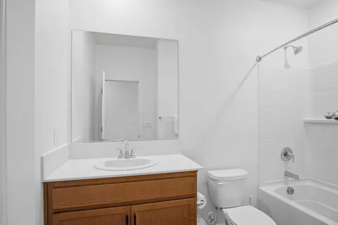 Bath - 927 Grimsby Ln, Patterson, CA 95363 photo 2 of 2